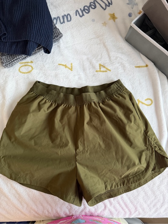 Madewell Pants - Madewell Green shorts - like new condition- Size M